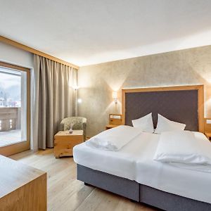 Zimmer mit Kingsize-Bett